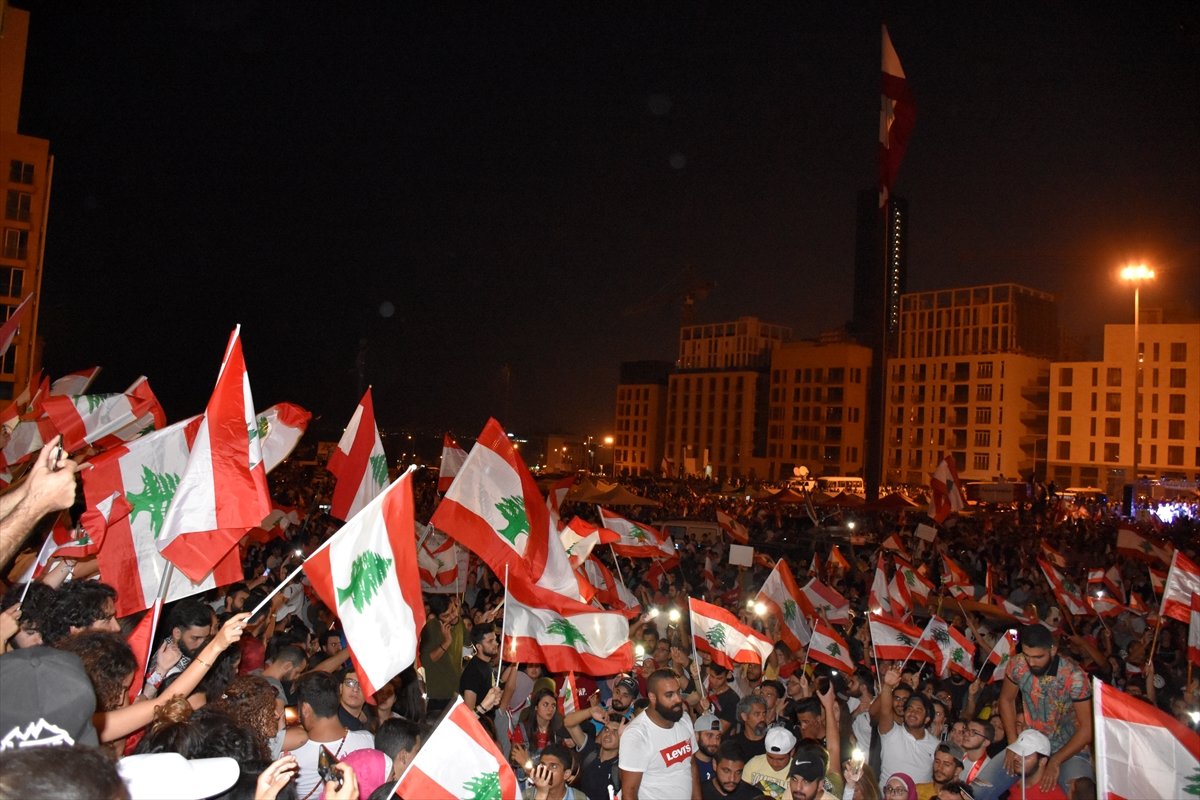 a Lübnan'da protestoculara dansöz de eklendi