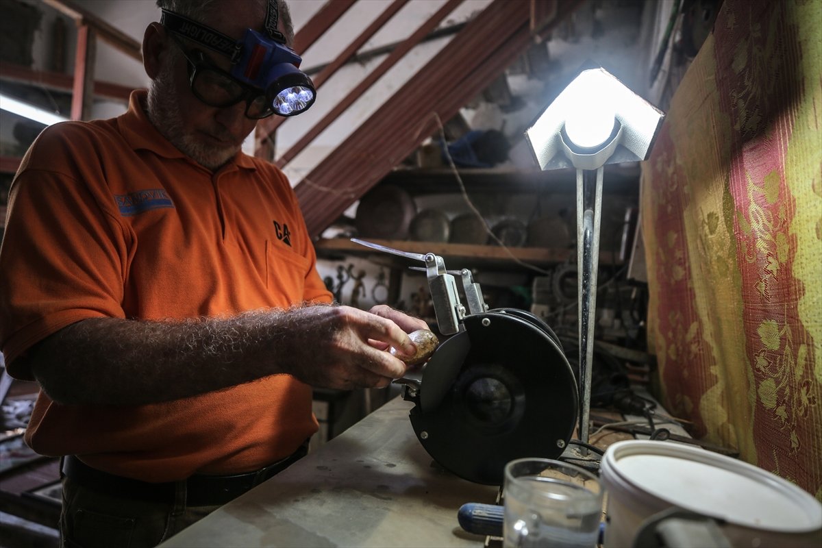 a Gazze'de topladığı taşlarla koleksiyon yaptı