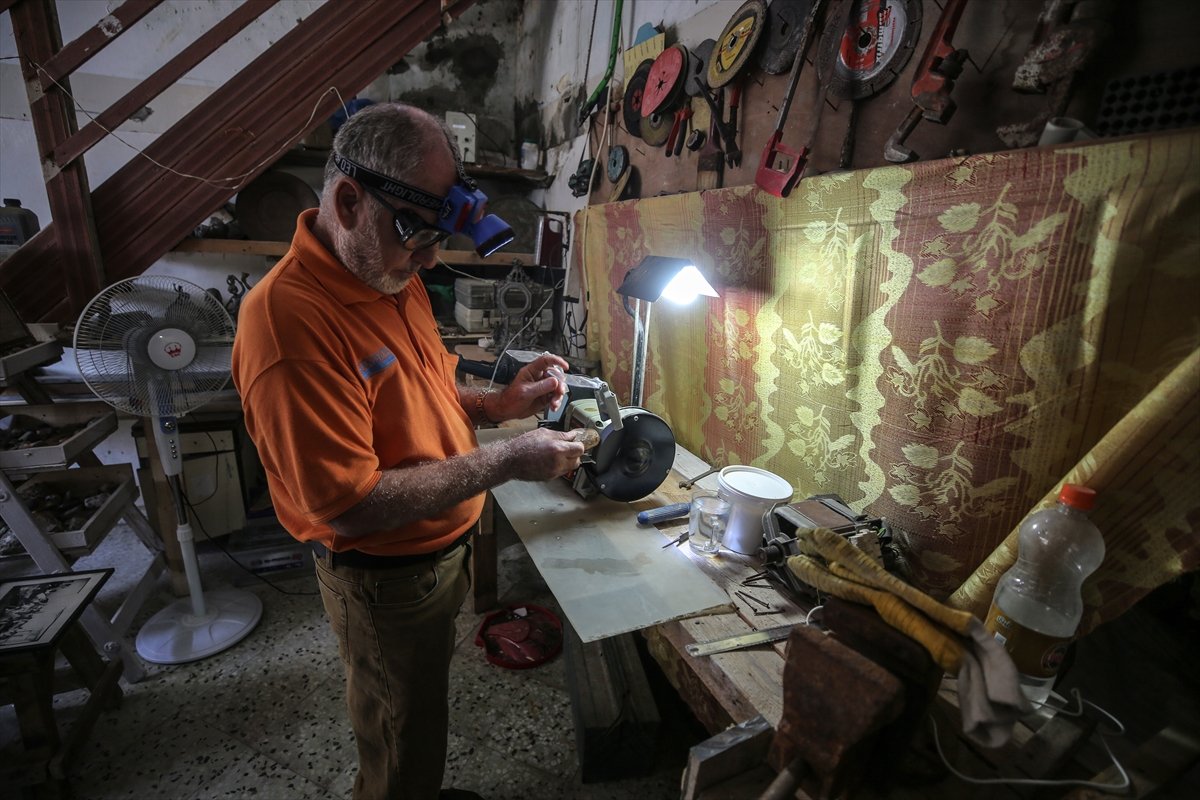 a Gazze'de topladığı taşlarla koleksiyon yaptı