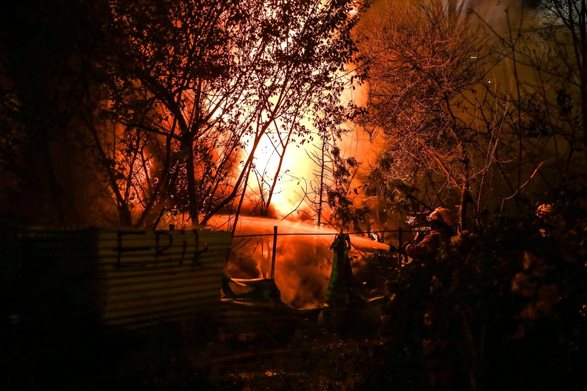 a Sarıyer'deki depo yangını söndürüldü