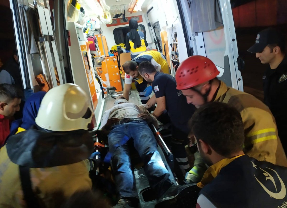 i Fatih'te otomobilde sıkışan kazazede 1 saatte kurtarıldı