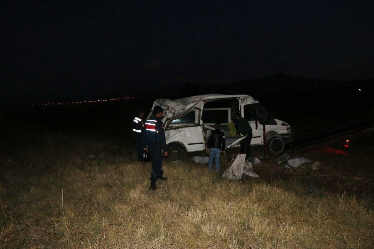 i Niğde'de işçileri taşıyan minibüs kaza yaptı