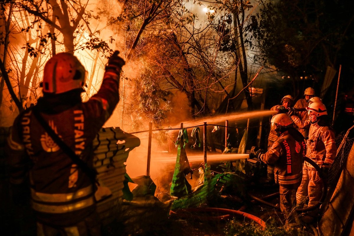 a Sarıyer'deki depo yangını söndürüldü