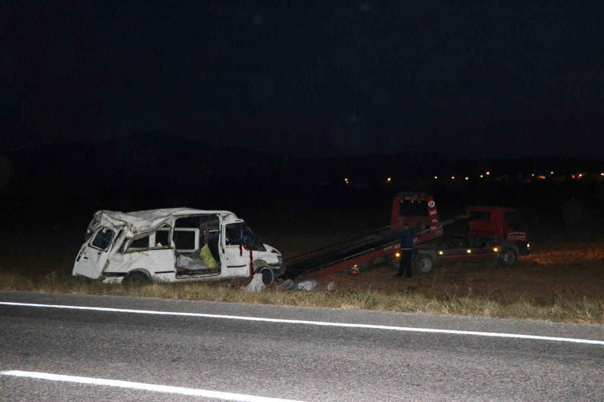 i Niğde'de işçileri taşıyan minibüs kaza yaptı