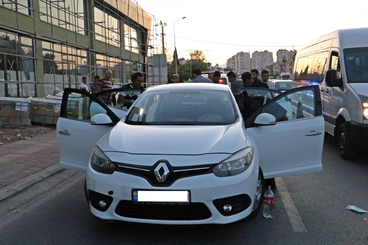 Kurşun yağmuruna tutup halk otobüsüyle kaçmaya çalıştı