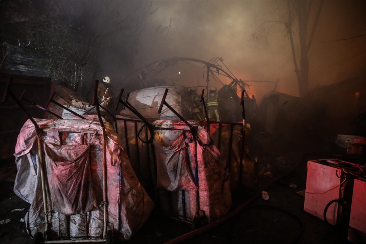a Sarıyer'deki depo yangını söndürüldü