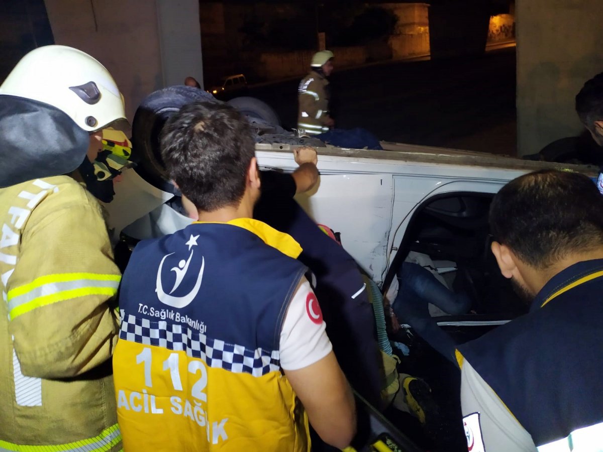 i Fatih'te otomobilde sıkışan kazazede 1 saatte kurtarıldı