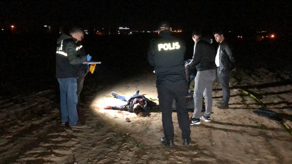 i Telefonlarına bakmadığı için genç kadını bıçakla öldürdü