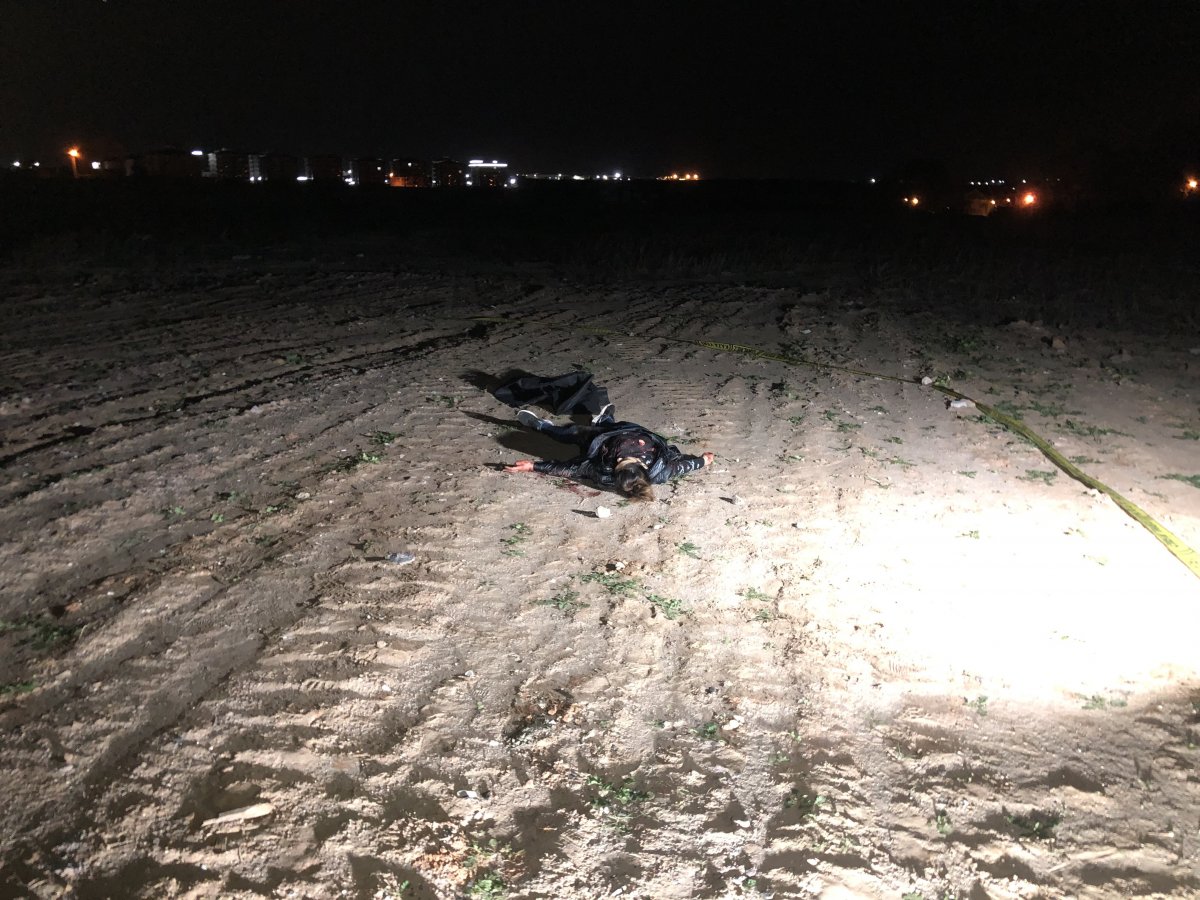 i Telefonlarına bakmadığı için genç kadını bıçakla öldürdü