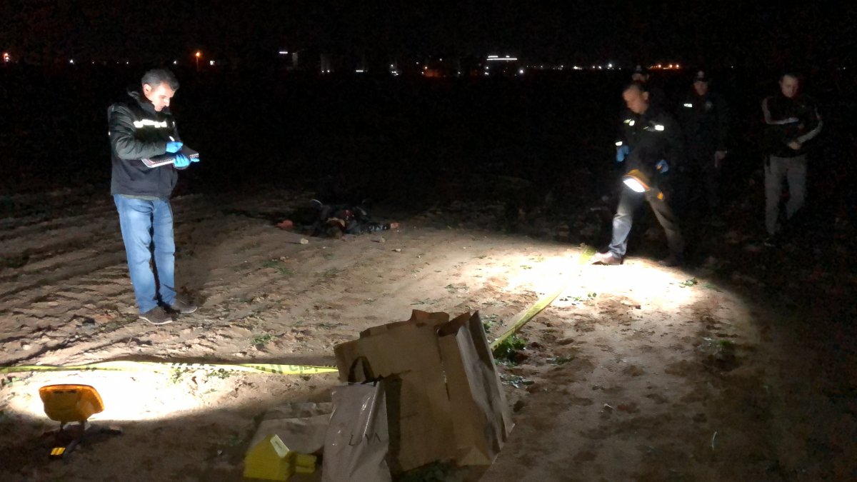 i Telefonlarına bakmadığı için genç kadını bıçakla öldürdü