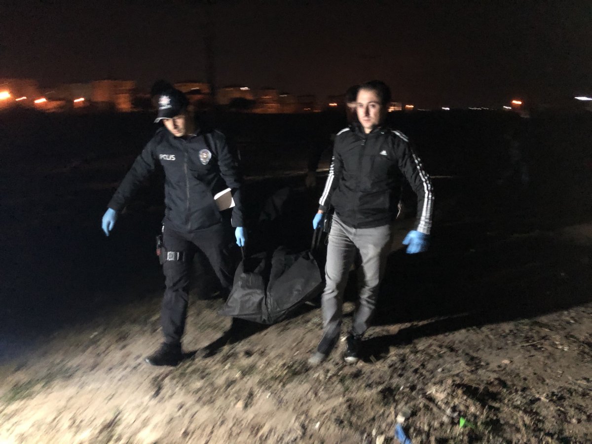 i Telefonlarına bakmadığı için genç kadını bıçakla öldürdü