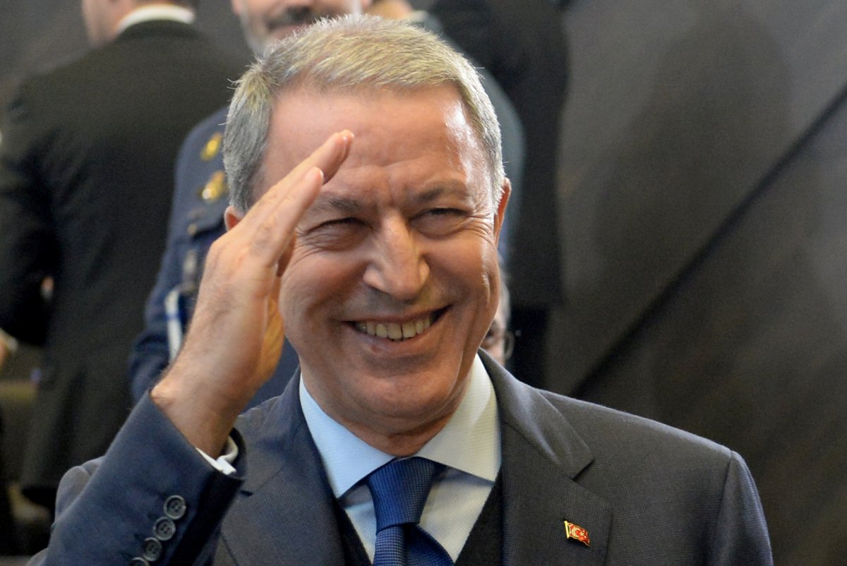 Hulusi Akar'dan asker selamı