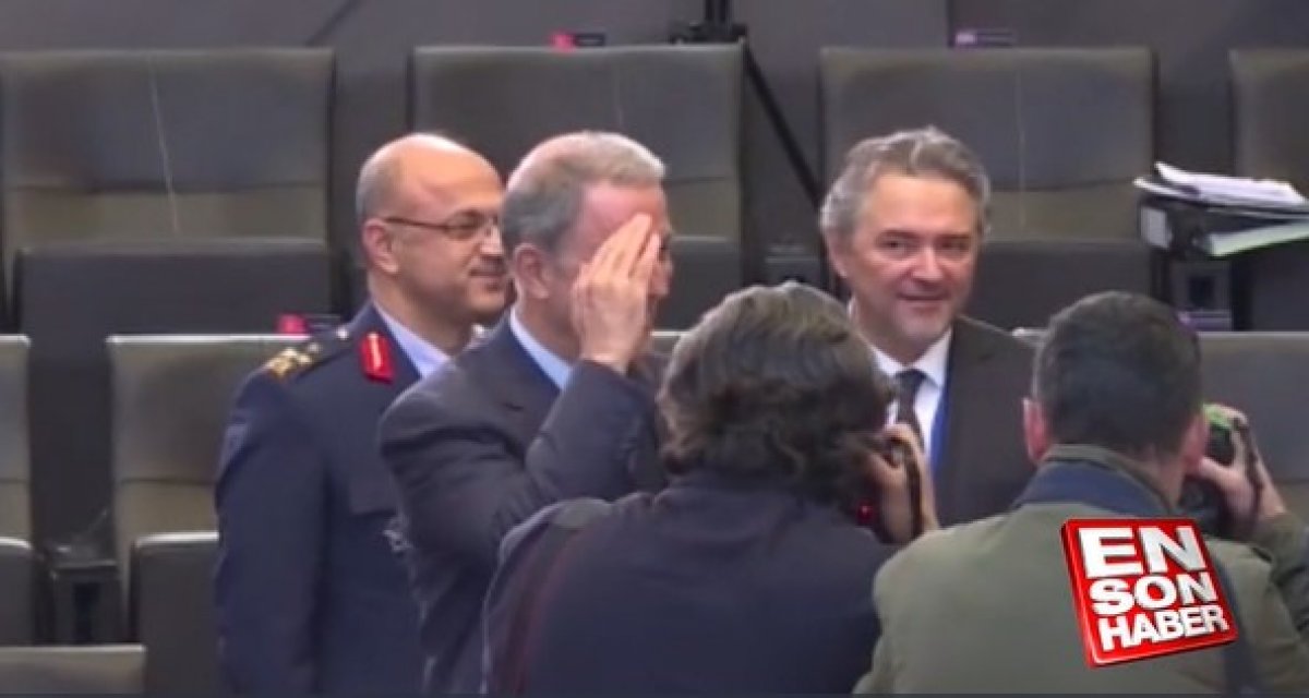 Hulusi Akar'dan asker selamı