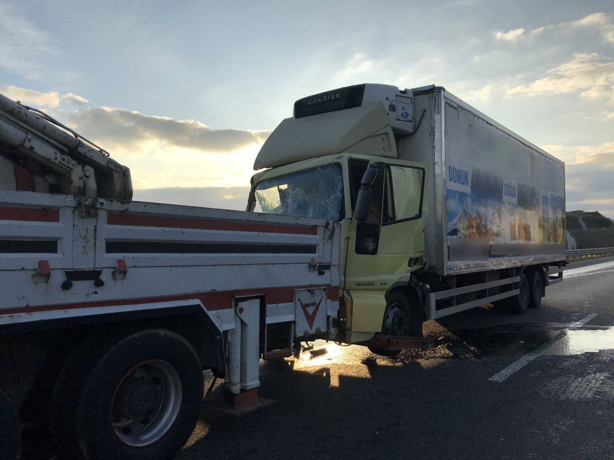 i Kuzey Marmara otoyolunda tır çekiciye arkadan çarptı