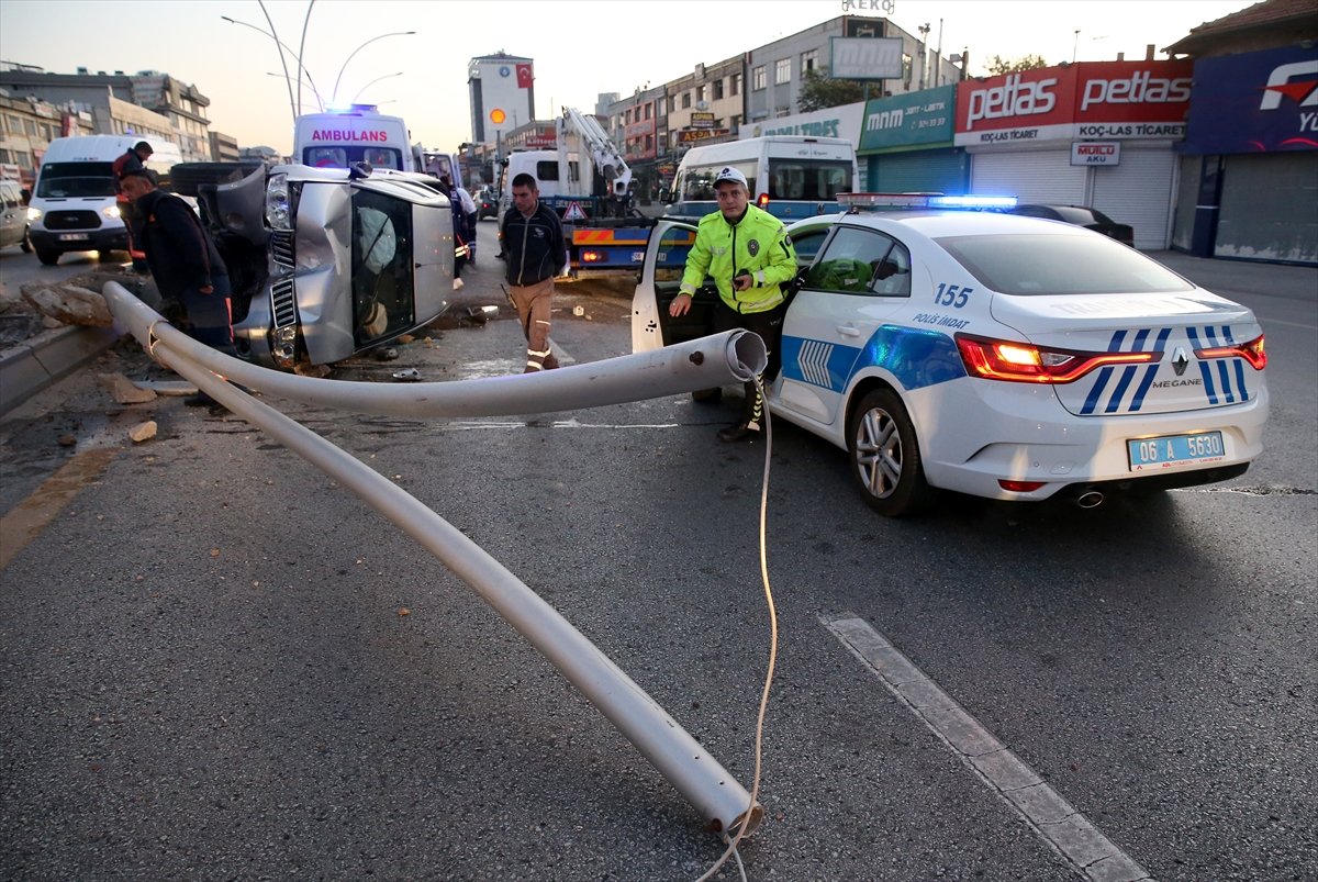 a Başkentte refüje çarpan pikap devrildi