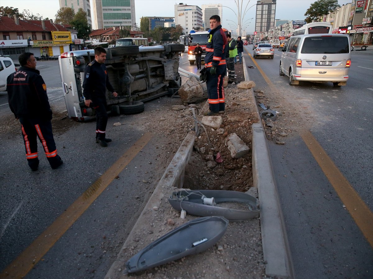a Başkentte refüje çarpan pikap devrildi