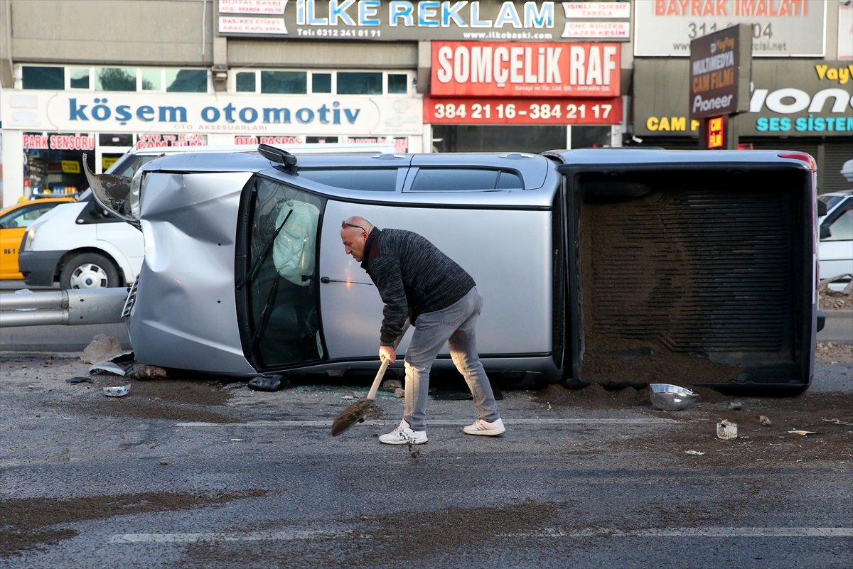 a Başkentte refüje çarpan pikap devrildi