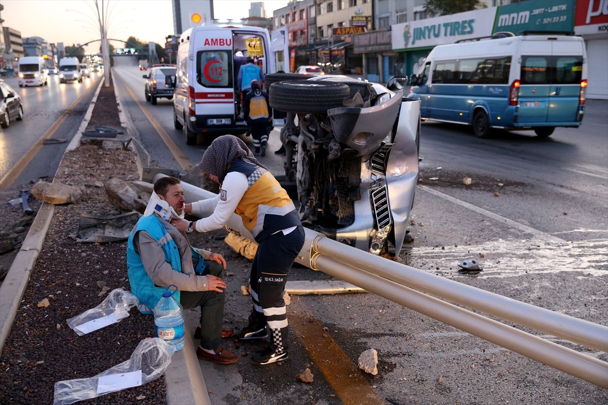 a Başkentte refüje çarpan pikap devrildi