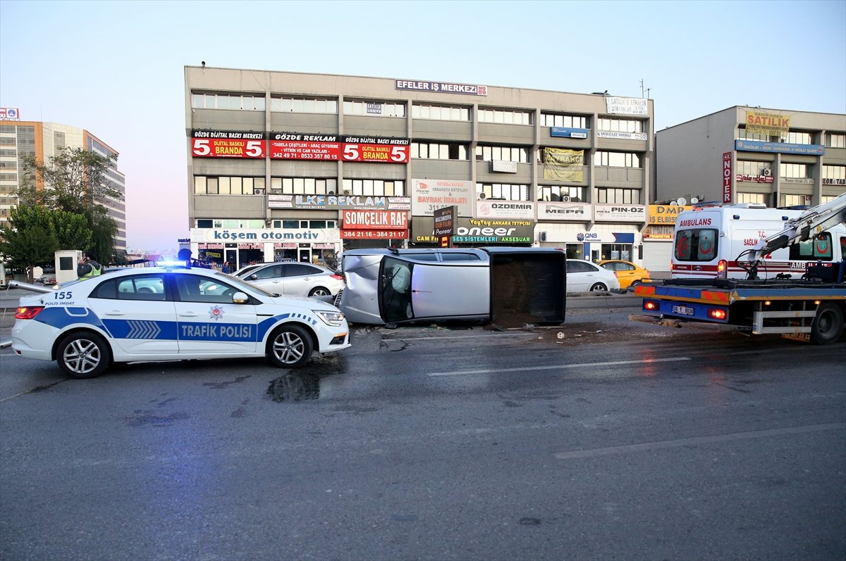 a Başkentte refüje çarpan pikap devrildi
