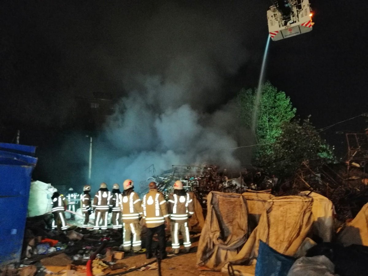 i Sancaktepe'de hurdalık yandı