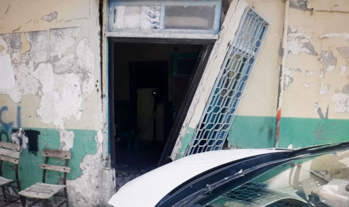 i Adana'da Tarihi Demir Köprü'de 2 araç çarpıştı