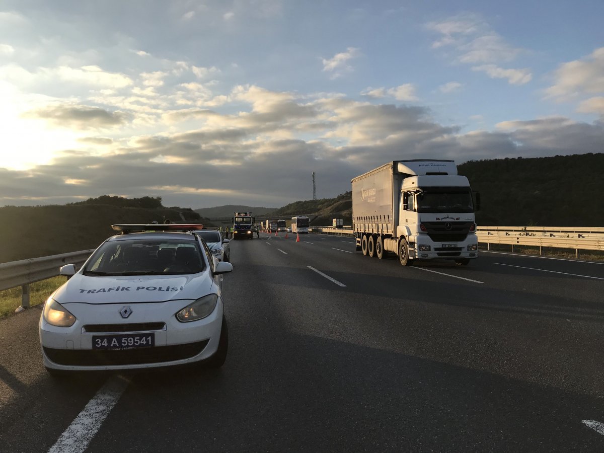 i Kuzey Marmara otoyolunda tır çekiciye arkadan çarptı