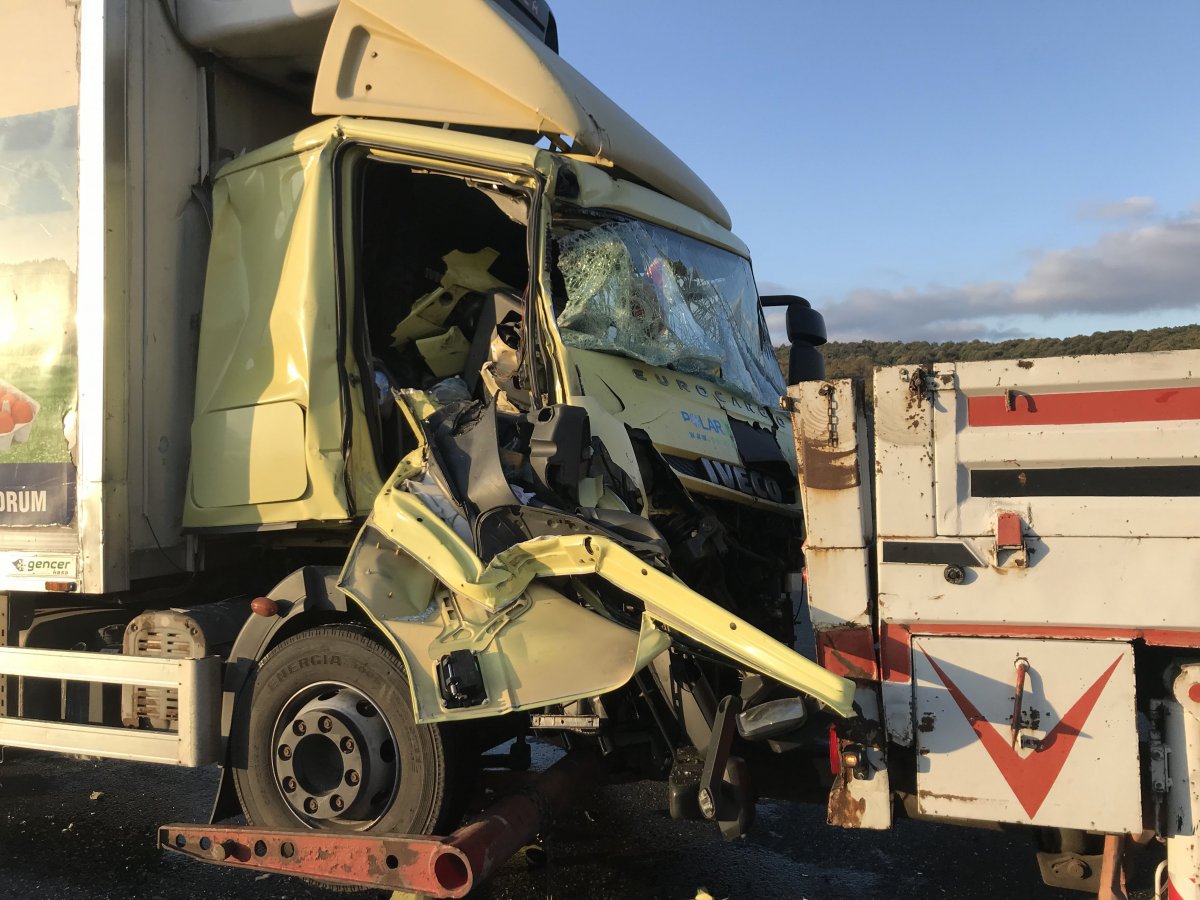 i Kuzey Marmara otoyolunda tır çekiciye arkadan çarptı