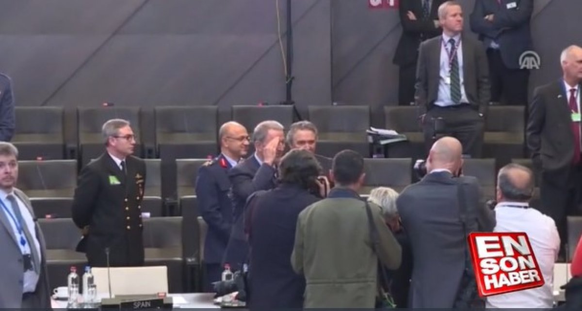 Hulusi Akar'dan asker selamı