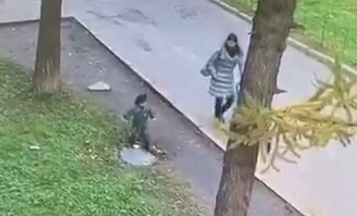 Tataristan'da rögara düşen çocuğu annesi kurtardı