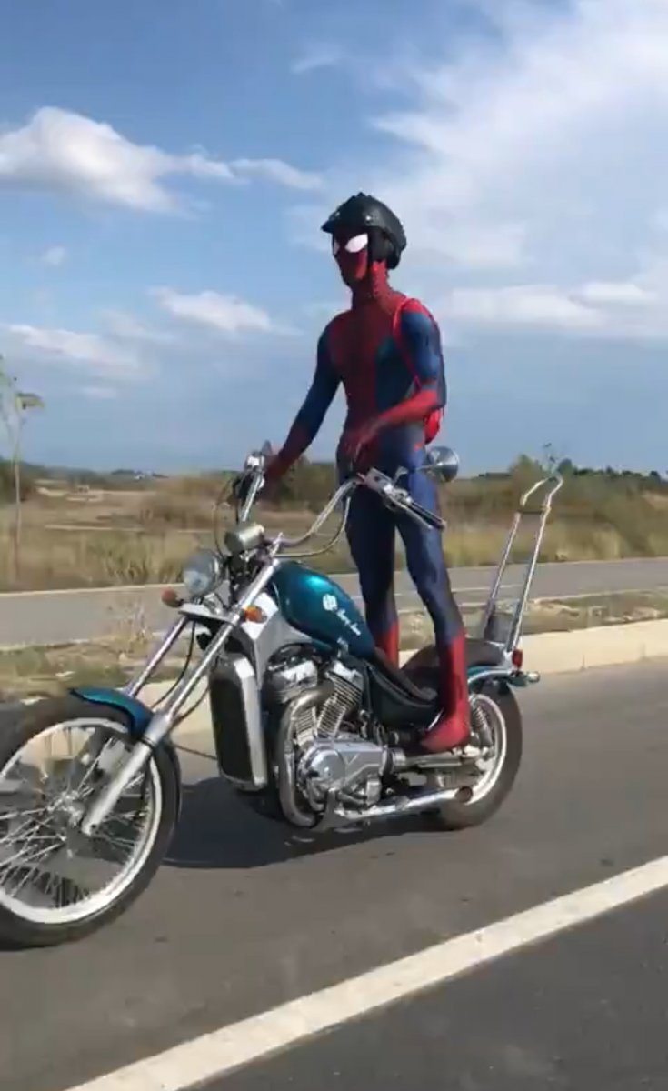 i Örümcek adam kıyafetiyle motosiklet kullandı