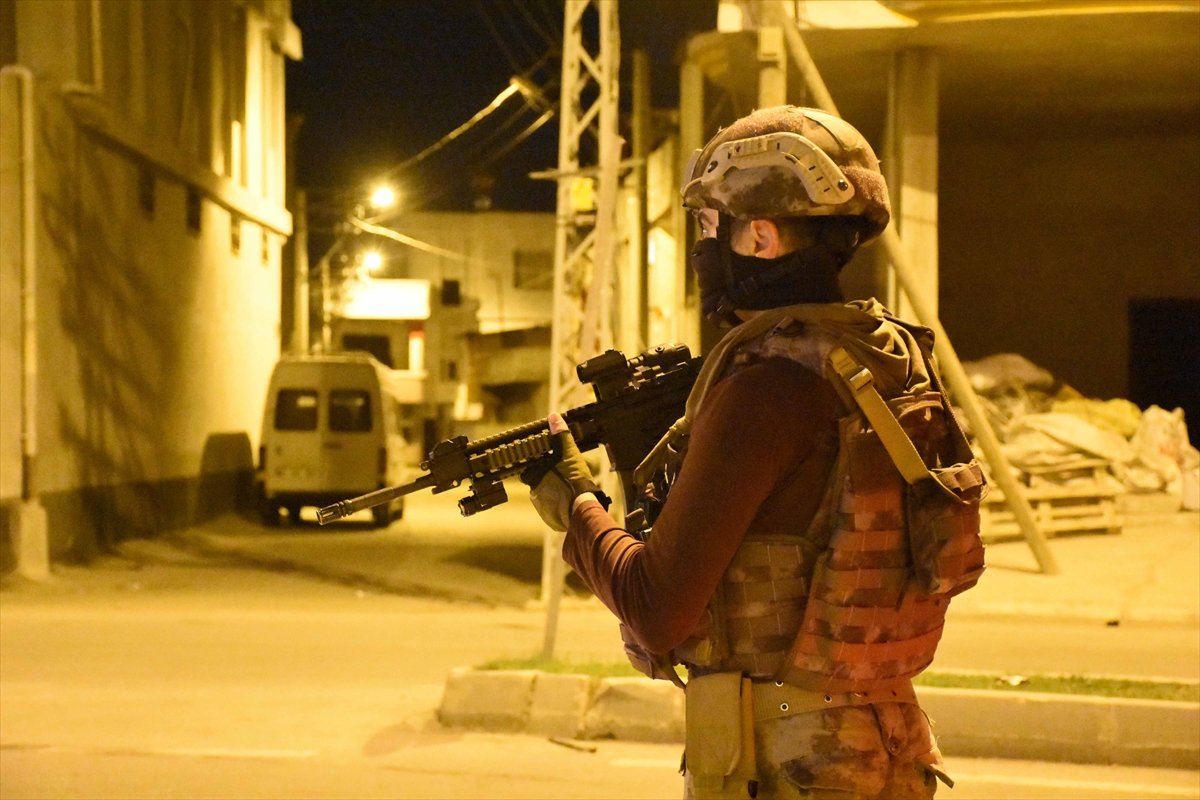 a Adana'da DEAŞ'a yönelik şafak operasyonu yapıldı