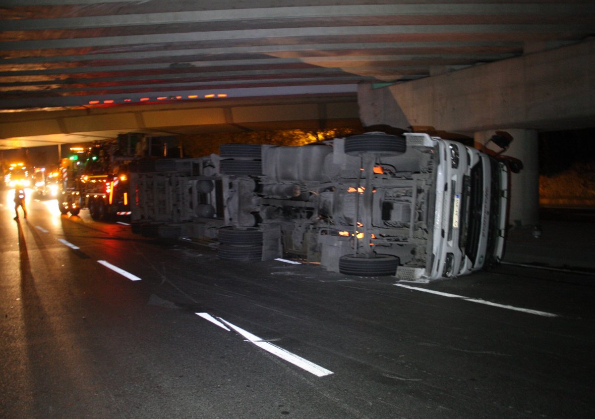 Bakırköy'de tır üst geçide çarparak devrildi