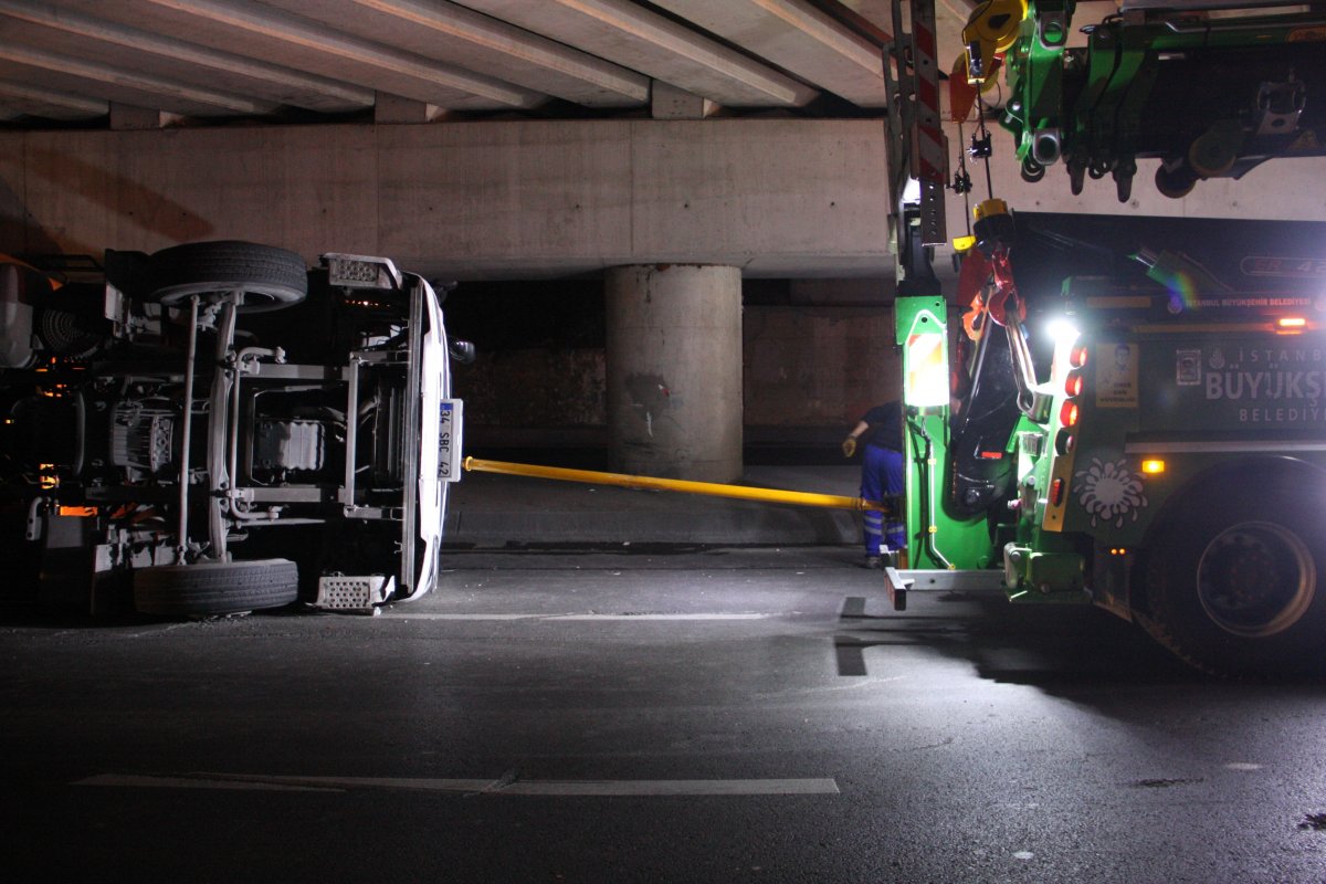 Bakırköy'de tır üst geçide çarparak devrildi