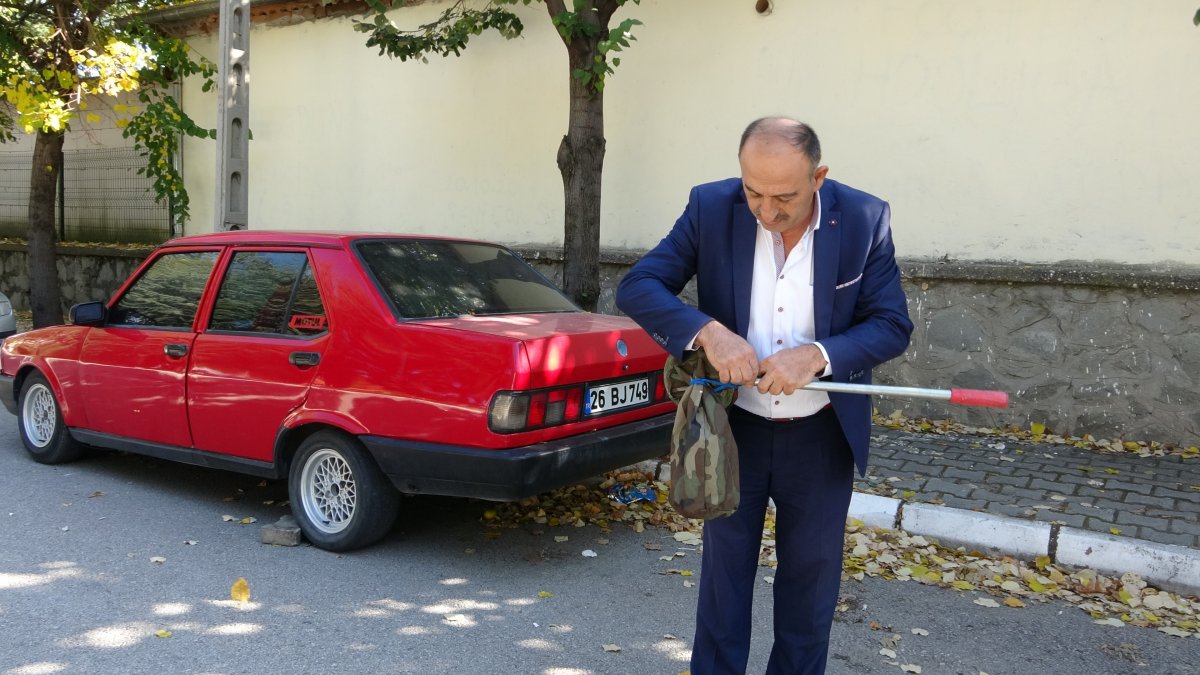 Isparta'da itfaiye ekipleri bir araçtan yılan çıkarttı