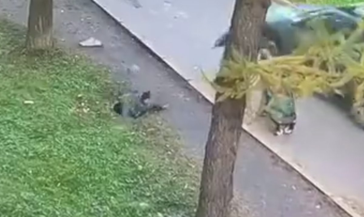 Tataristan'da rögara düşen çocuğu annesi kurtardı