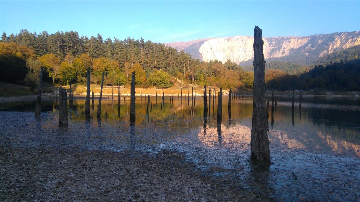 Bolu'da göl suyunun çekilmesiyle ilginç görüntüler oluştu