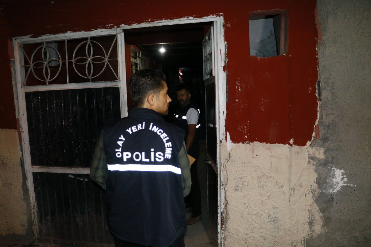 i Adana'da şüpheli şahıs kaçarken evin damından düştü