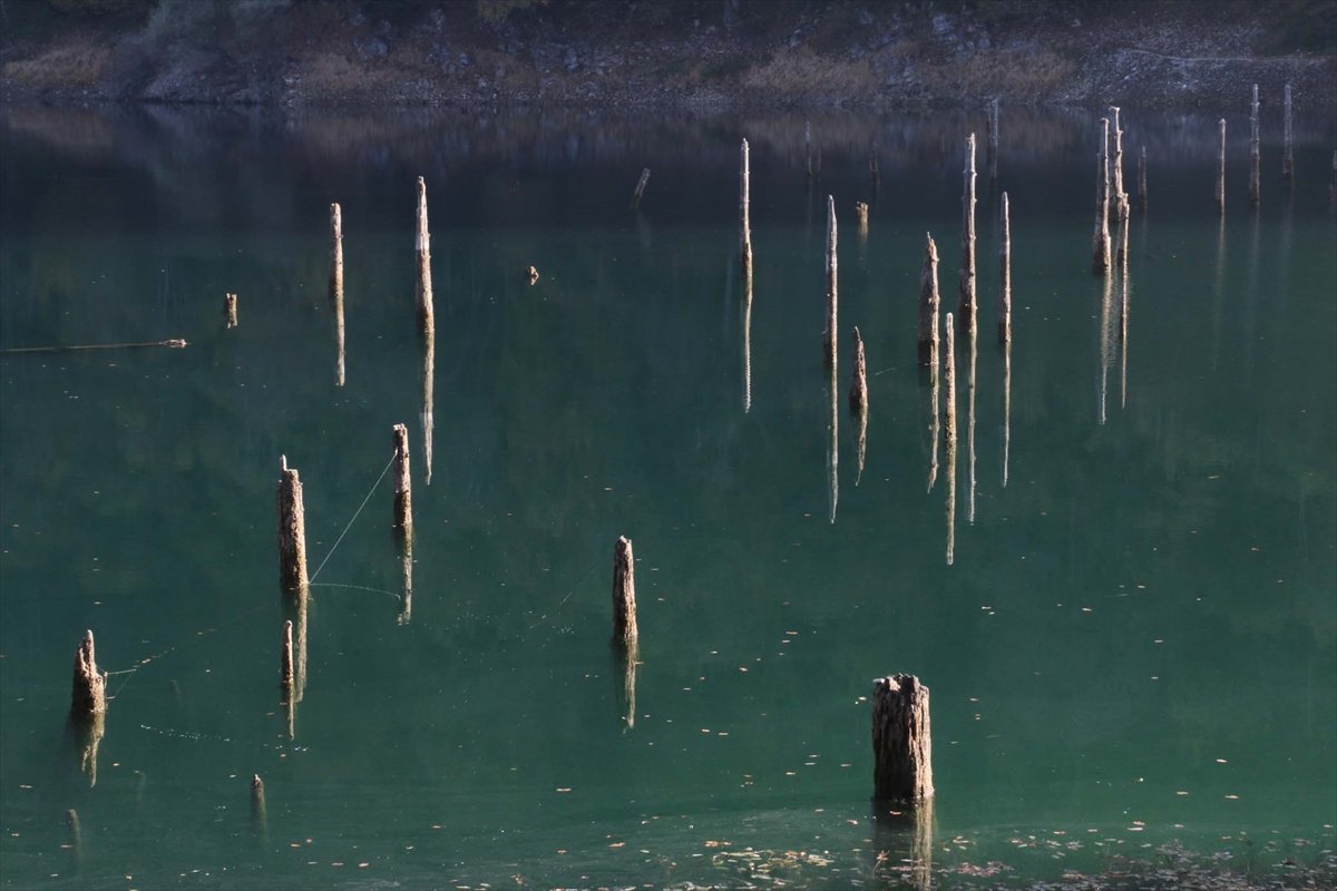 Bolu'da göl suyunun çekilmesiyle ilginç görüntüler oluştu