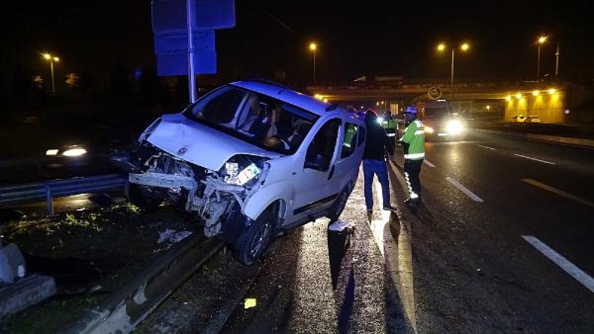 i Düzce'de kontrolden çıkan araç bariyerlere çarptı