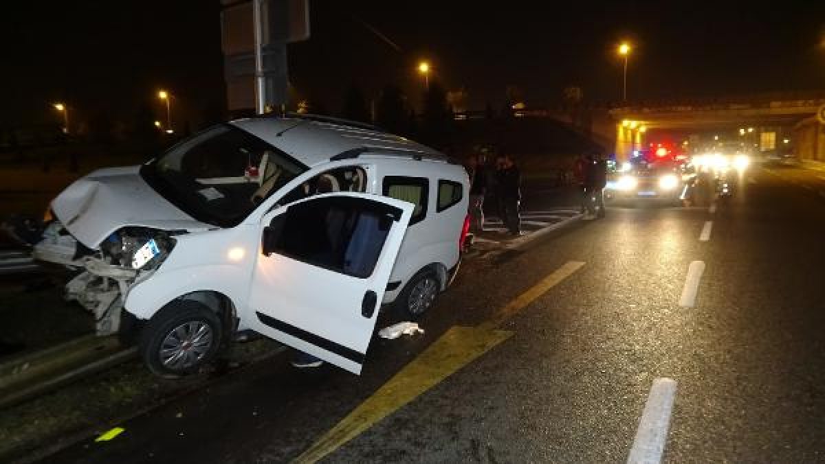 d Düzce'de kontrolden çıkan araç bariyerlere çarptı