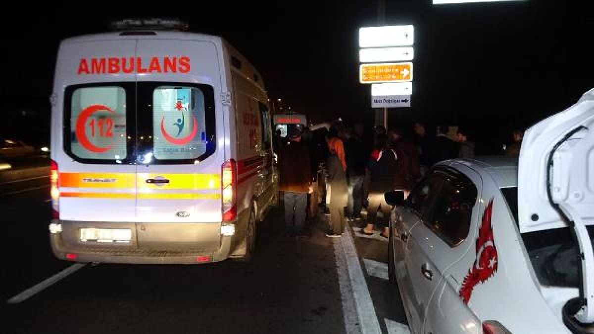 d Düzce'de kontrolden çıkan araç bariyerlere çarptı