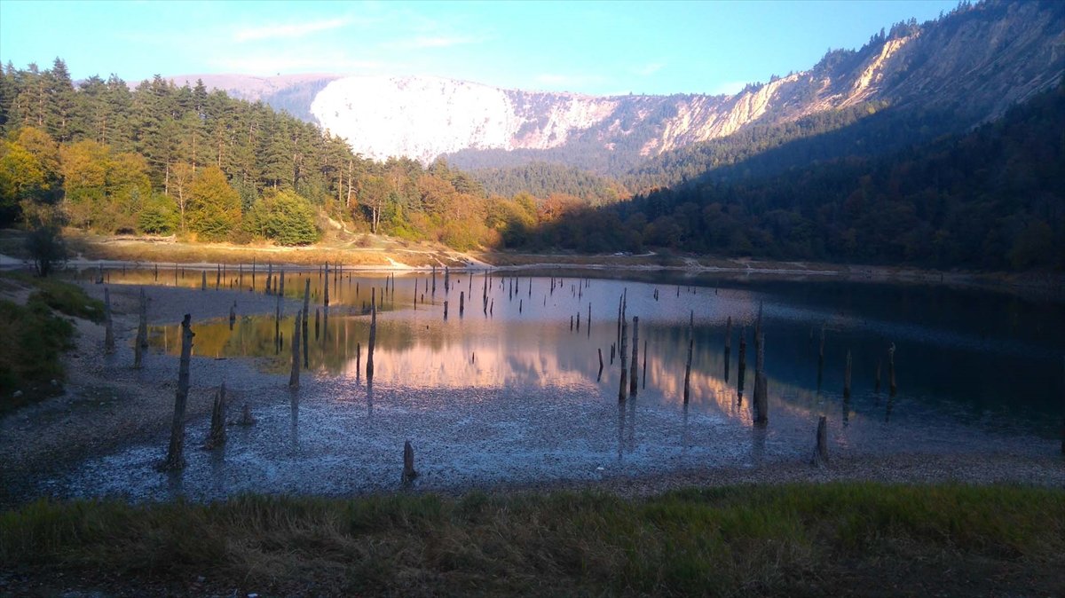 Bolu'da göl suyunun çekilmesiyle ilginç görüntüler oluştu