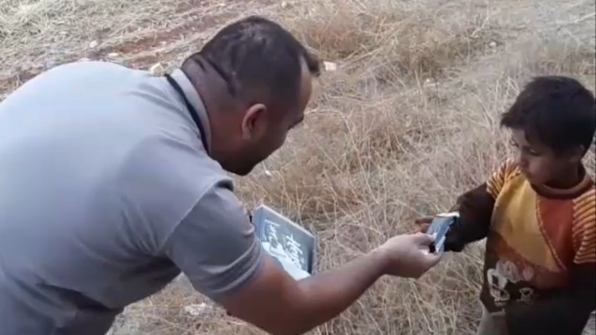Türk polisinden Suriyeli çocuğa hediye