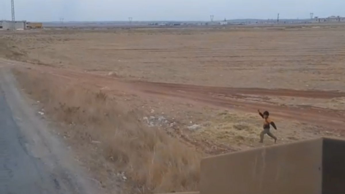 Türk polisinden Suriyeli çocuğa hediye