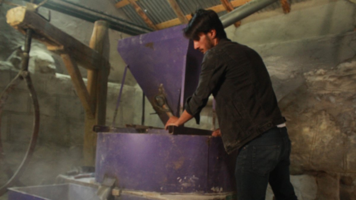 a Dedesinden kalma asırlık değirmeni ayakta tutuyor