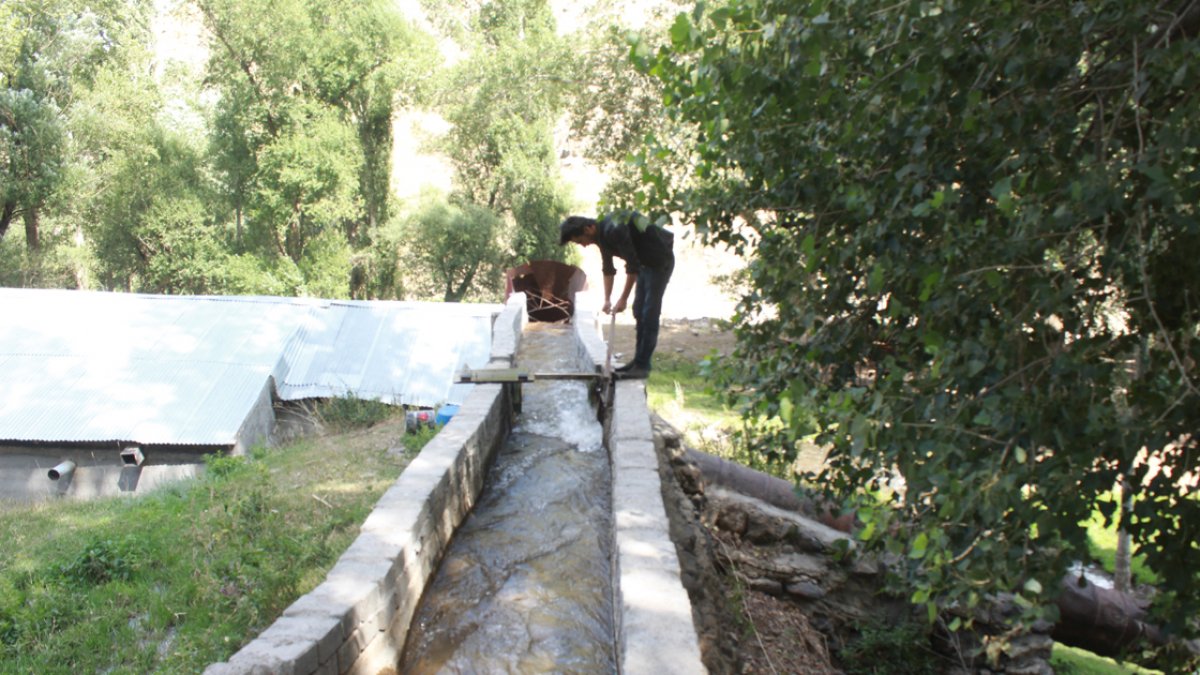 a Dedesinden kalma asırlık değirmeni ayakta tutuyor