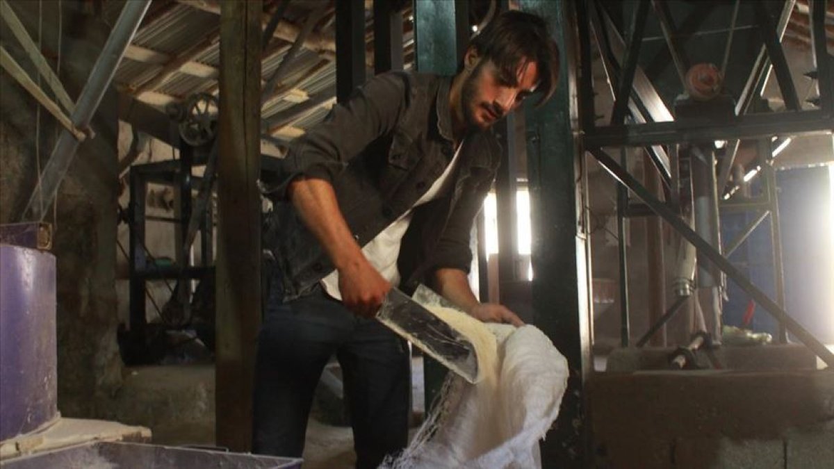 a Dedesinden kalma asırlık değirmeni ayakta tutuyor