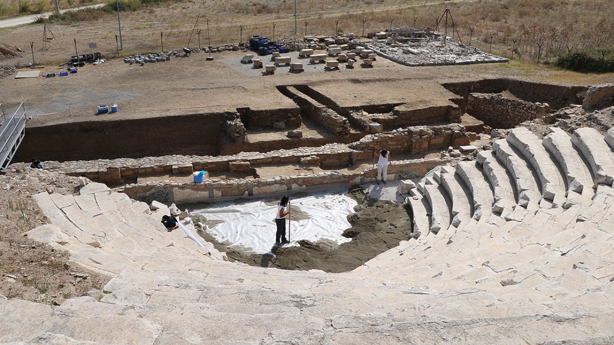 a Parion'da bin 900 yıllık anıt mezar kitabesi