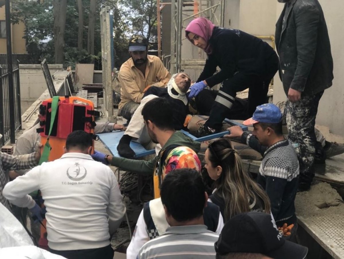 i İnşaatta yük asansörü üçüncü kattan yere düştü: 3 yaralı