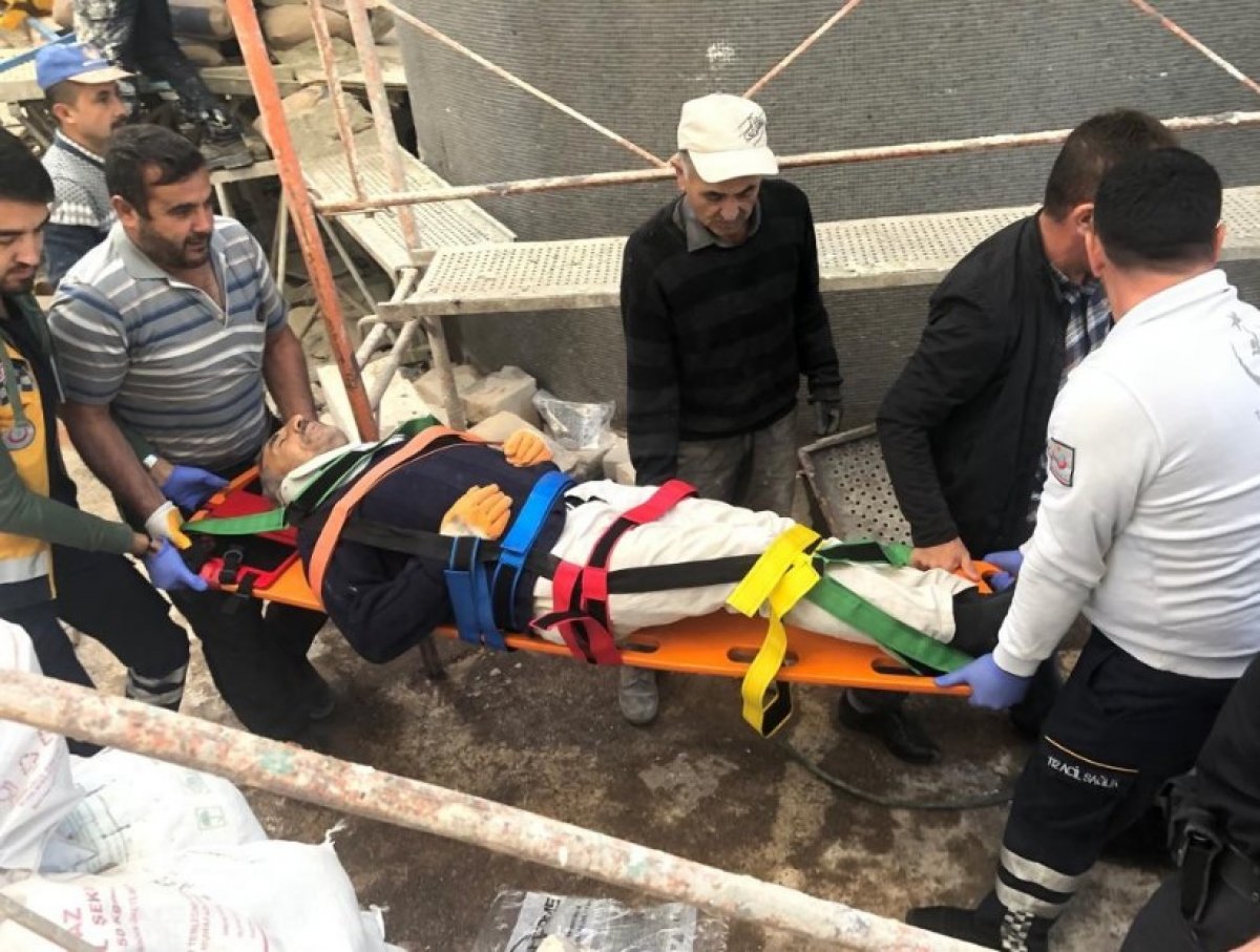 i İnşaatta yük asansörü üçüncü kattan yere düştü: 3 yaralı